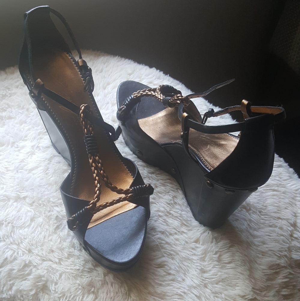 Vintage vince camuto wedge with gold braiding